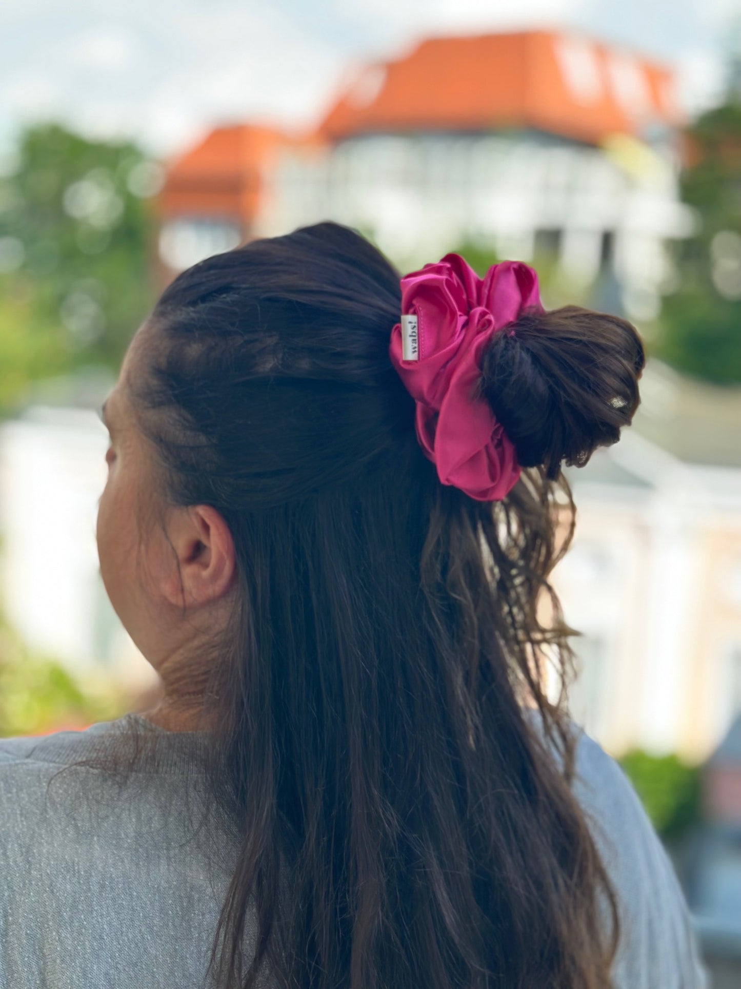 Leuchtend pinker Satin-Scrunchie, setzt auffällige Akzente in jedem Haarlook