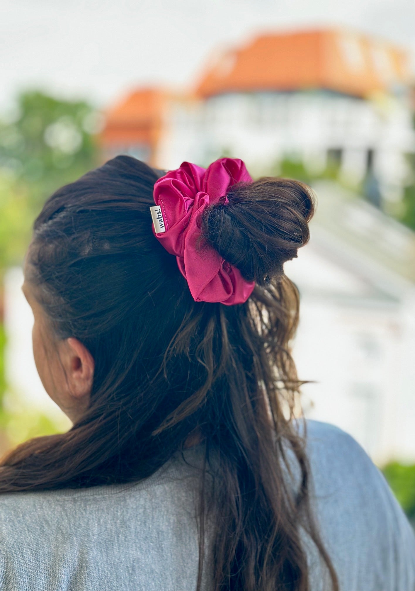 Leuchtend pinker Satin-Scrunchie, setzt auffällige Akzente in jedem Haarlook