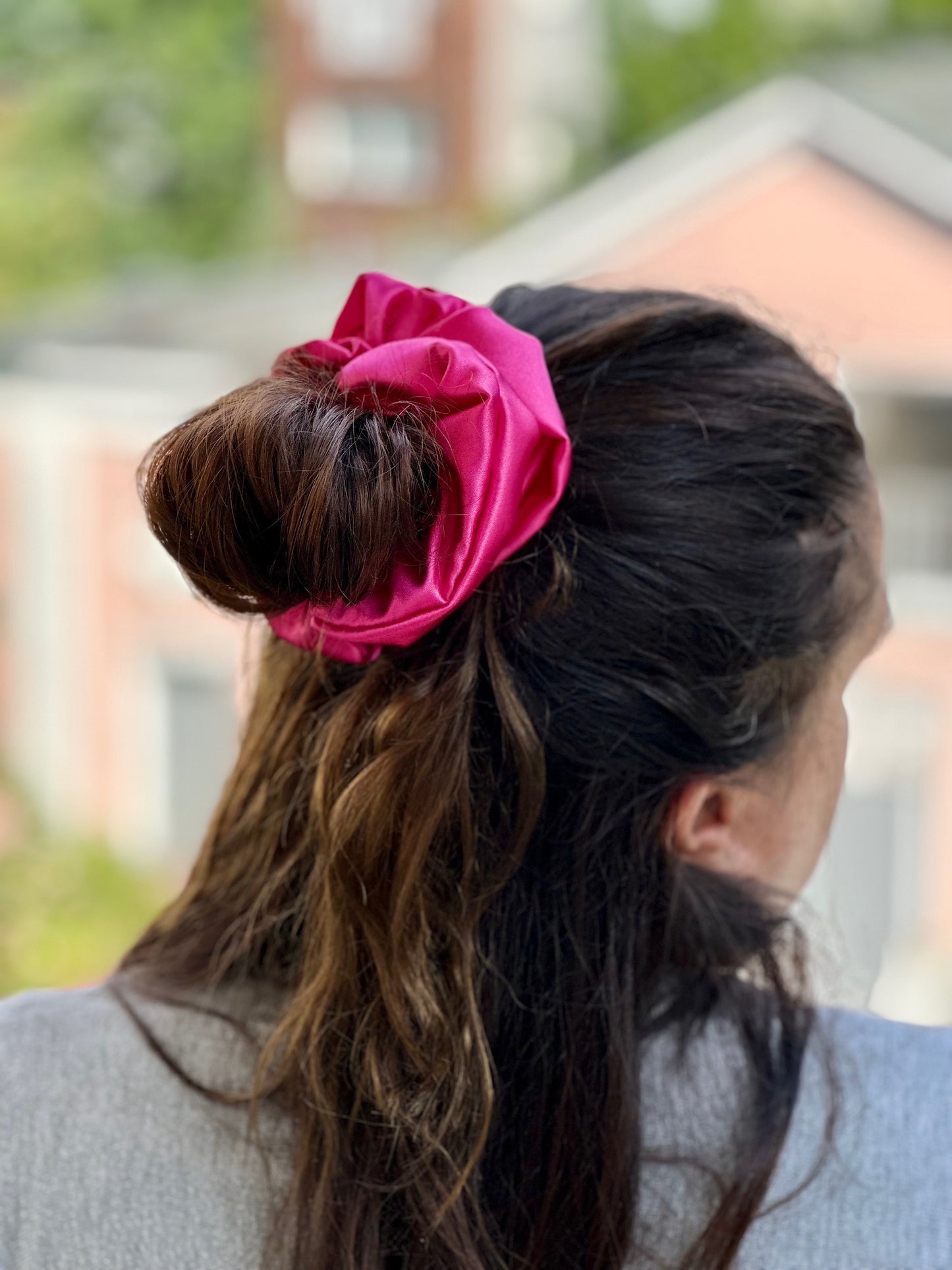 Leuchtend pinker Satin-Scrunchie, setzt auffällige Akzente in jedem Haarlook