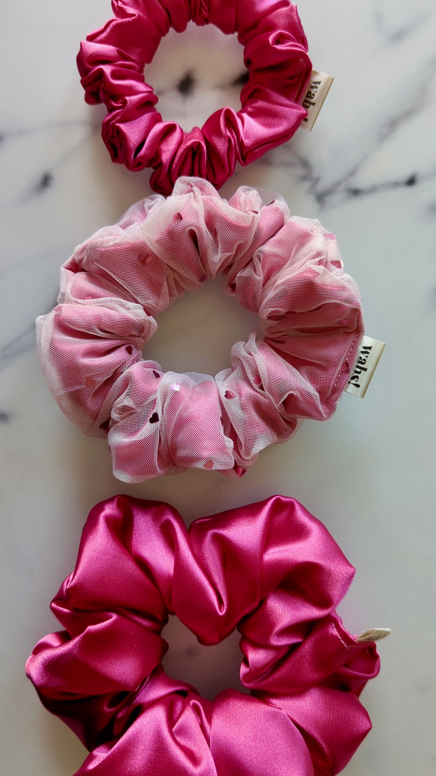 Leuchtend pinker Satin-Scrunchie, setzt auffällige Akzente in jedem Haarlook