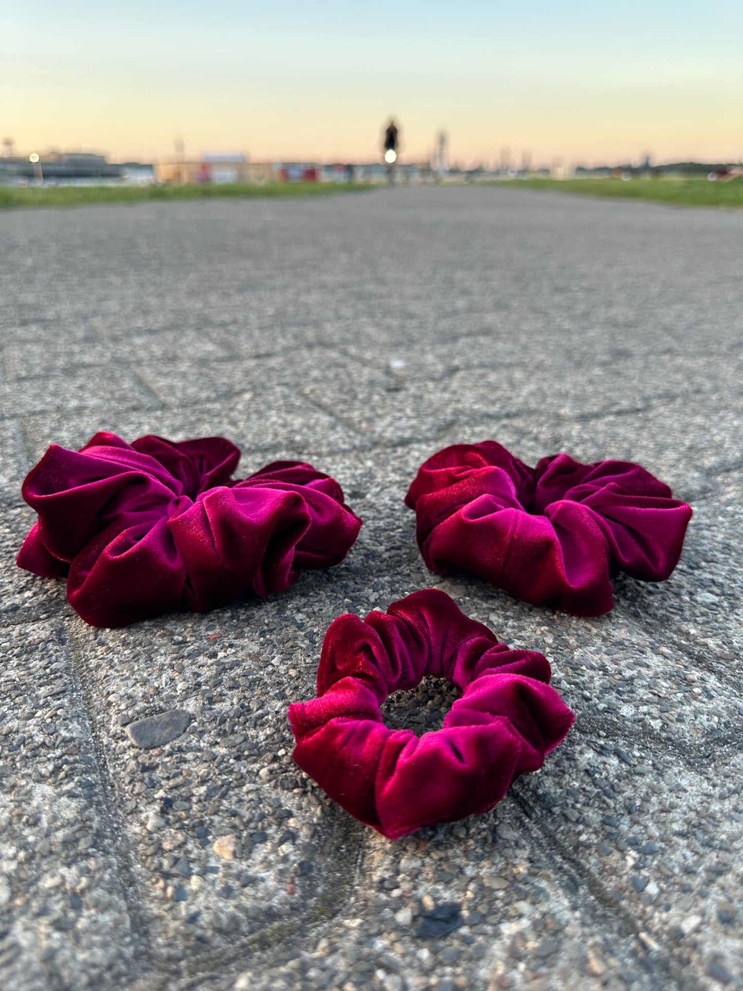 Rubinroter Samt-Scrunchie, ideal für festliche Anlässe und elegante Frisuren