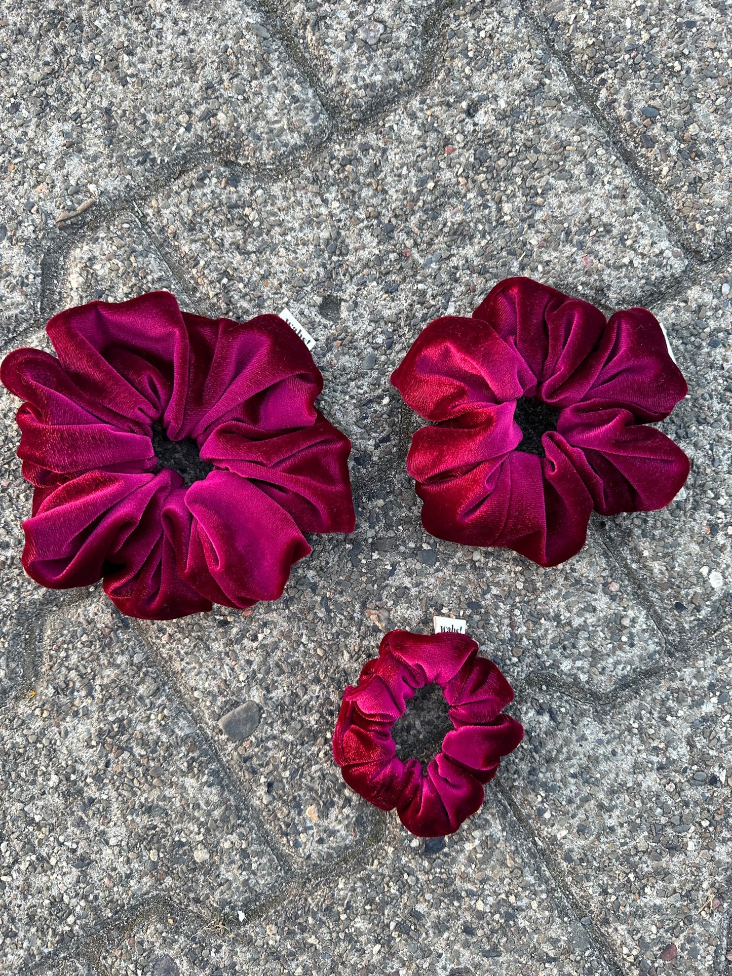 Rubinroter Samt-Scrunchie, ideal für festliche Anlässe und elegante Frisuren