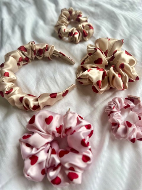 Eleganter rosafarbener Satin-Scrunchie und Haarreifen, ideal für romantische Frisuren und Alltagslooks