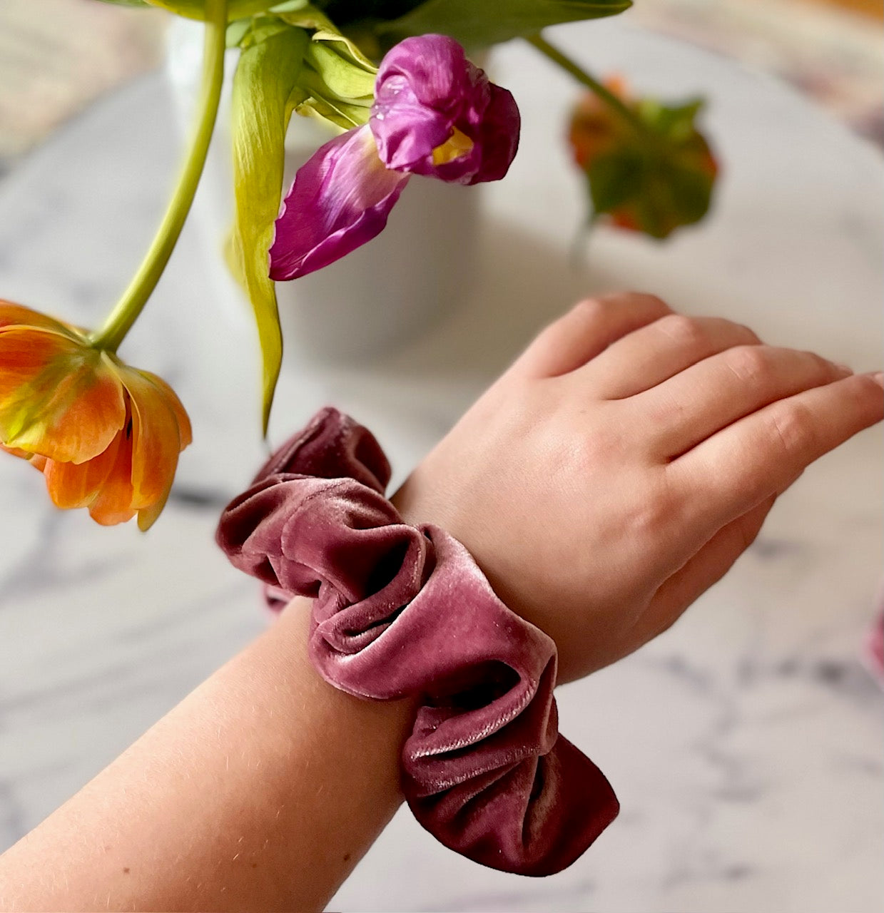 Malvefarbener Samt-Scrunchie, kombiniert Weichheit mit stilvoller Farbgebung