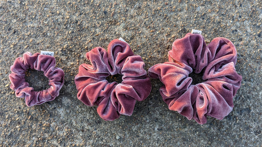 Malvefarbener Samt-Scrunchie, kombiniert Weichheit mit stilvoller Farbgebung
