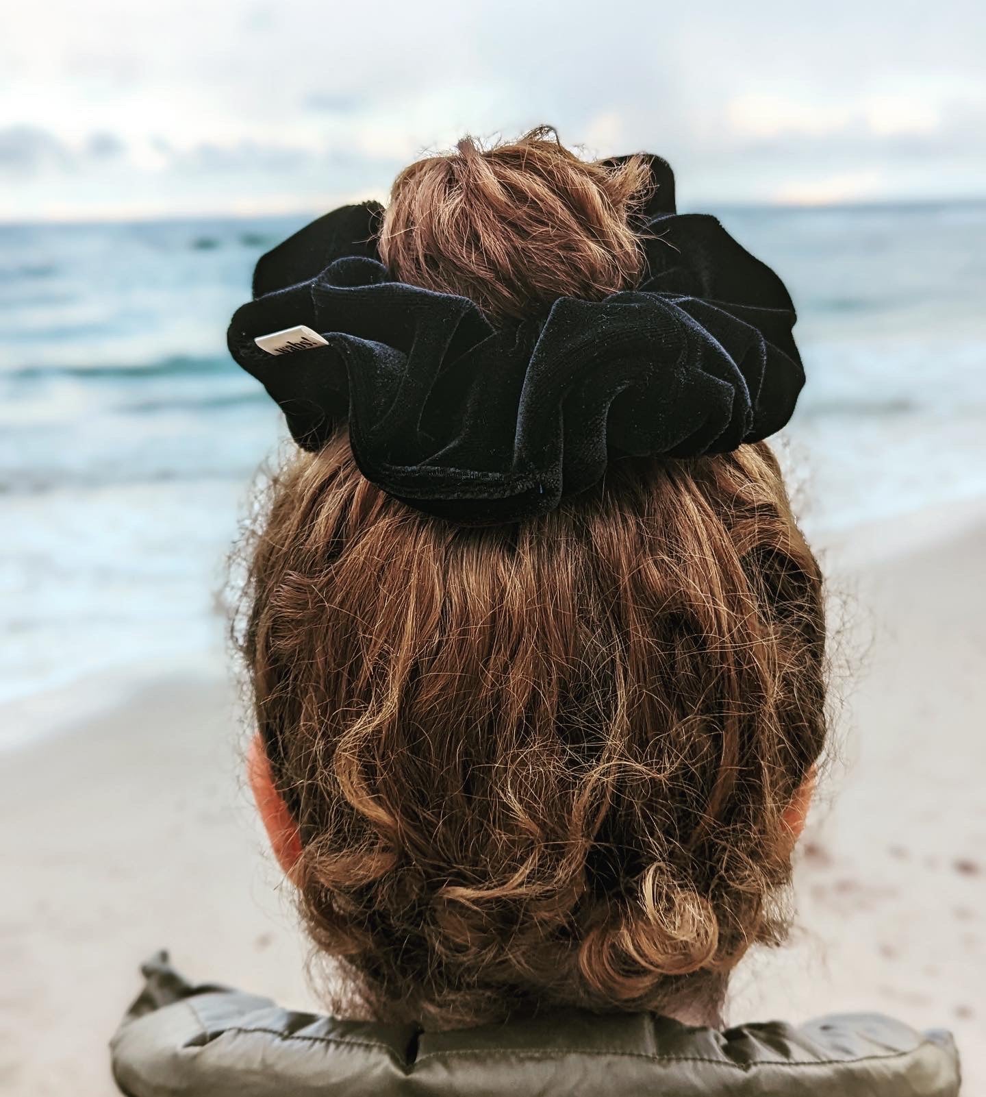 Schwarzer Samt-Scrunchie, verleiht luxuriösen Glanz und sicheren Halt