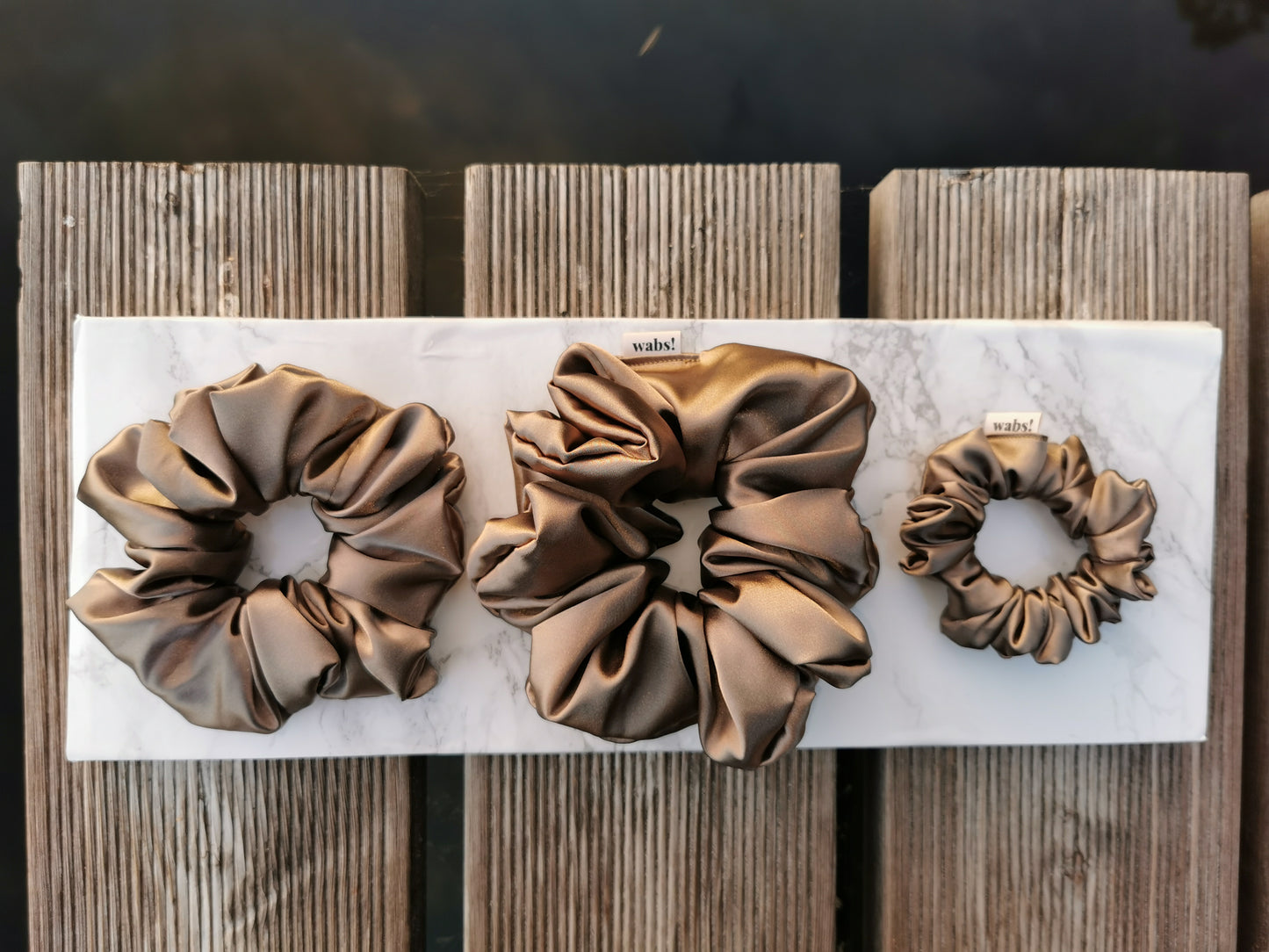 Champagnerfarbener Satin-Scrunchie mit edlem Glanz für stilvolle Frisuren