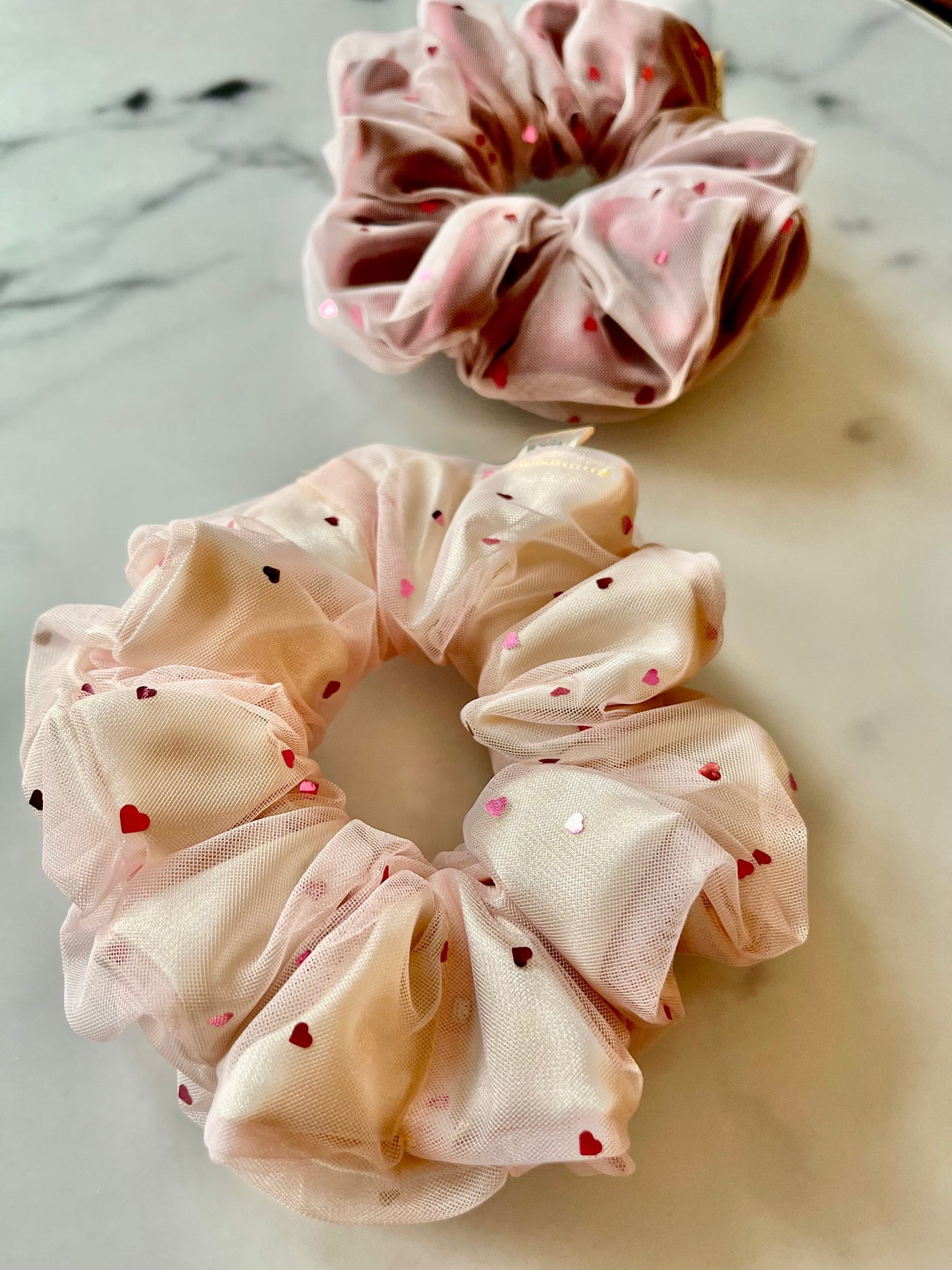 Set aus herzförmigen Satin-Scrunchies, limitierte Edition für besondere Anlässe