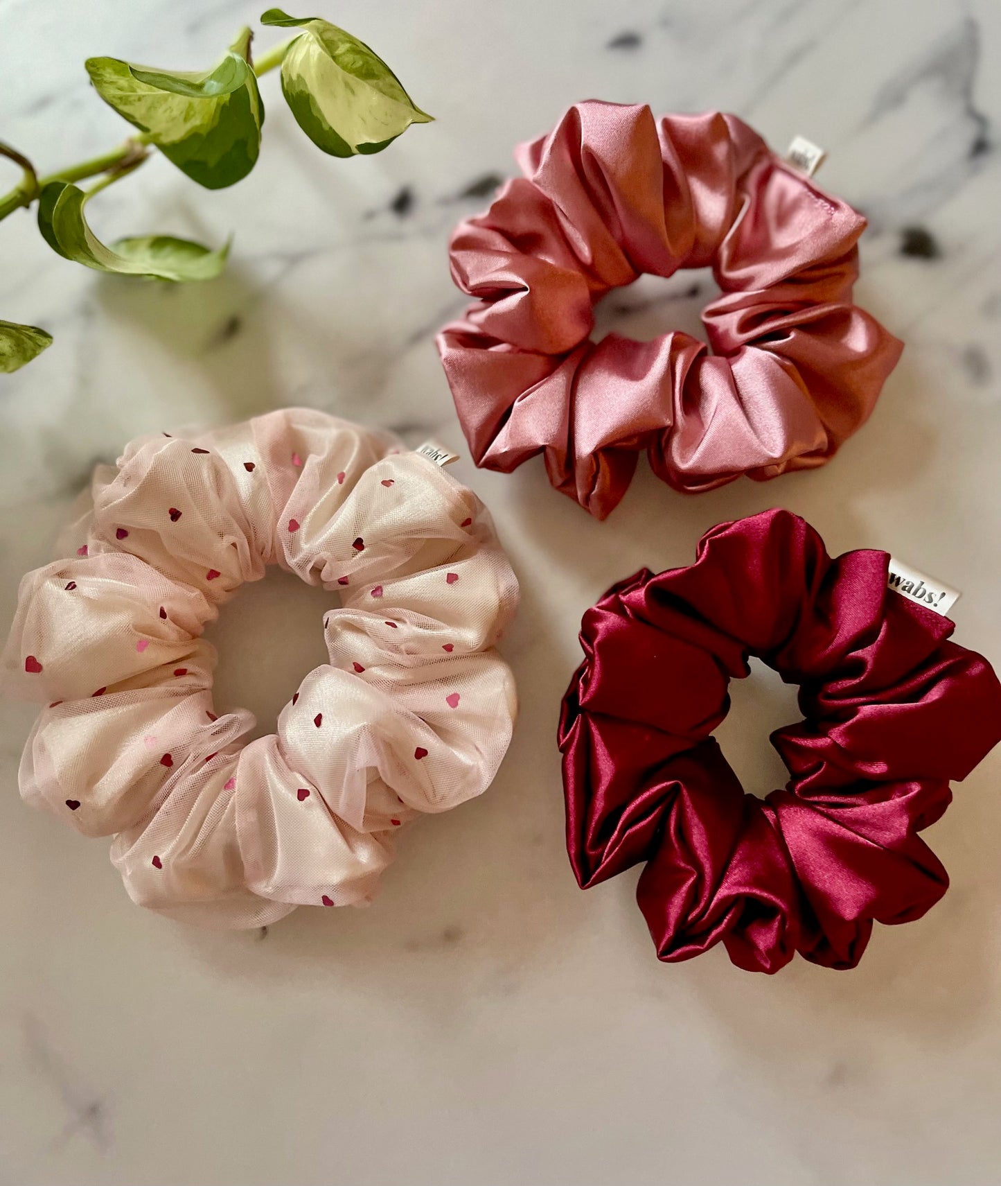 Set aus herzförmigen Satin-Scrunchies, limitierte Edition für besondere Anlässe