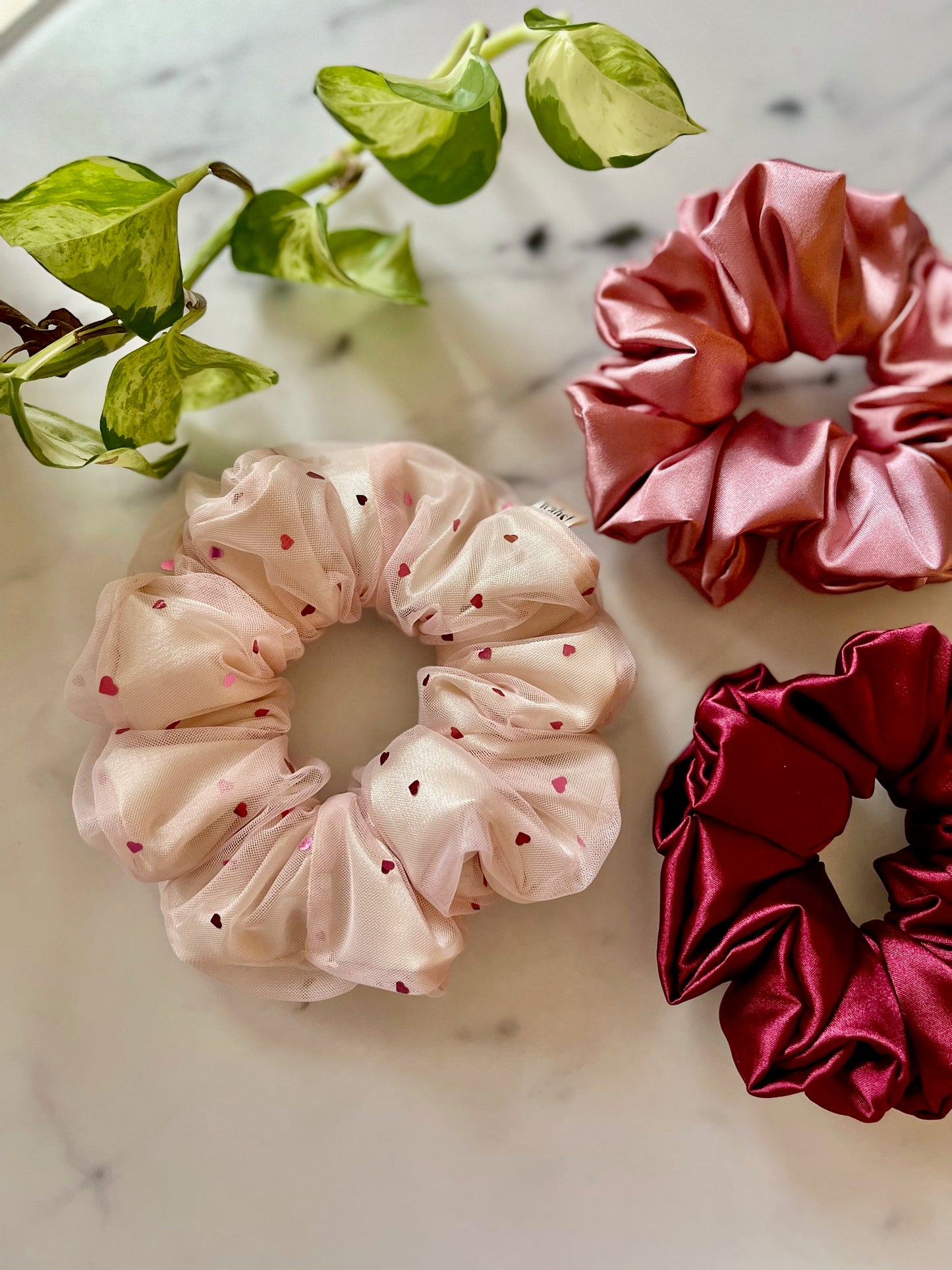 Set aus herzförmigen Satin-Scrunchies, limitierte Edition für besondere Anlässe