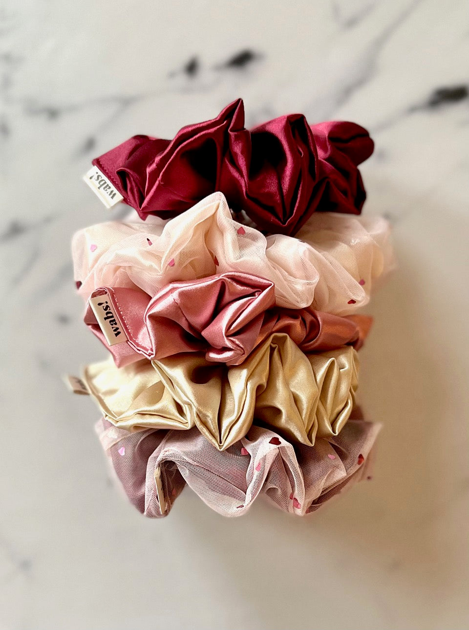 Set aus herzförmigen Satin-Scrunchies, limitierte Edition für besondere Anlässe