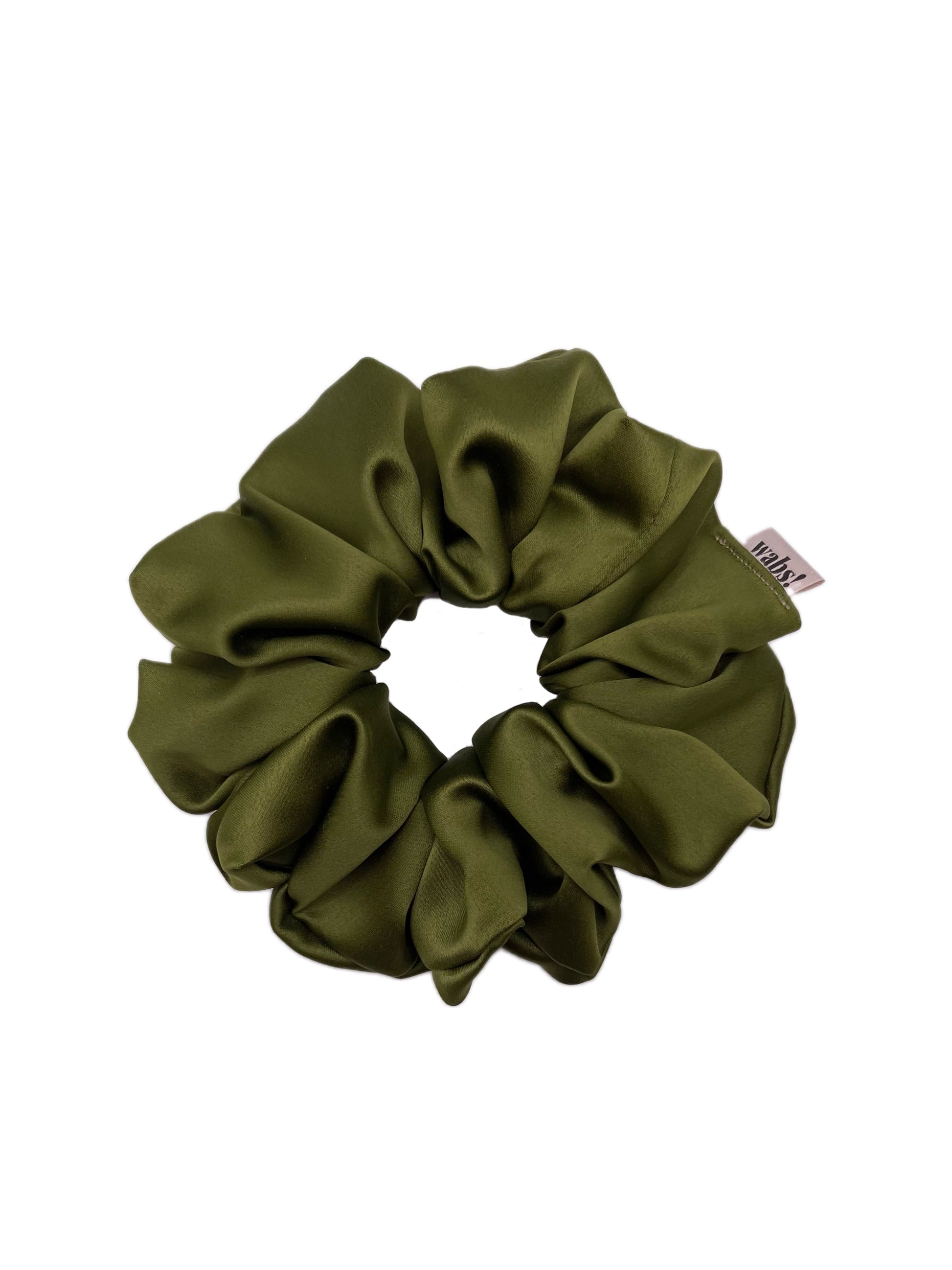 Olivegrüner Satin-Scrunchie, verleiht natürlichen Charme und hält das Haar sanft