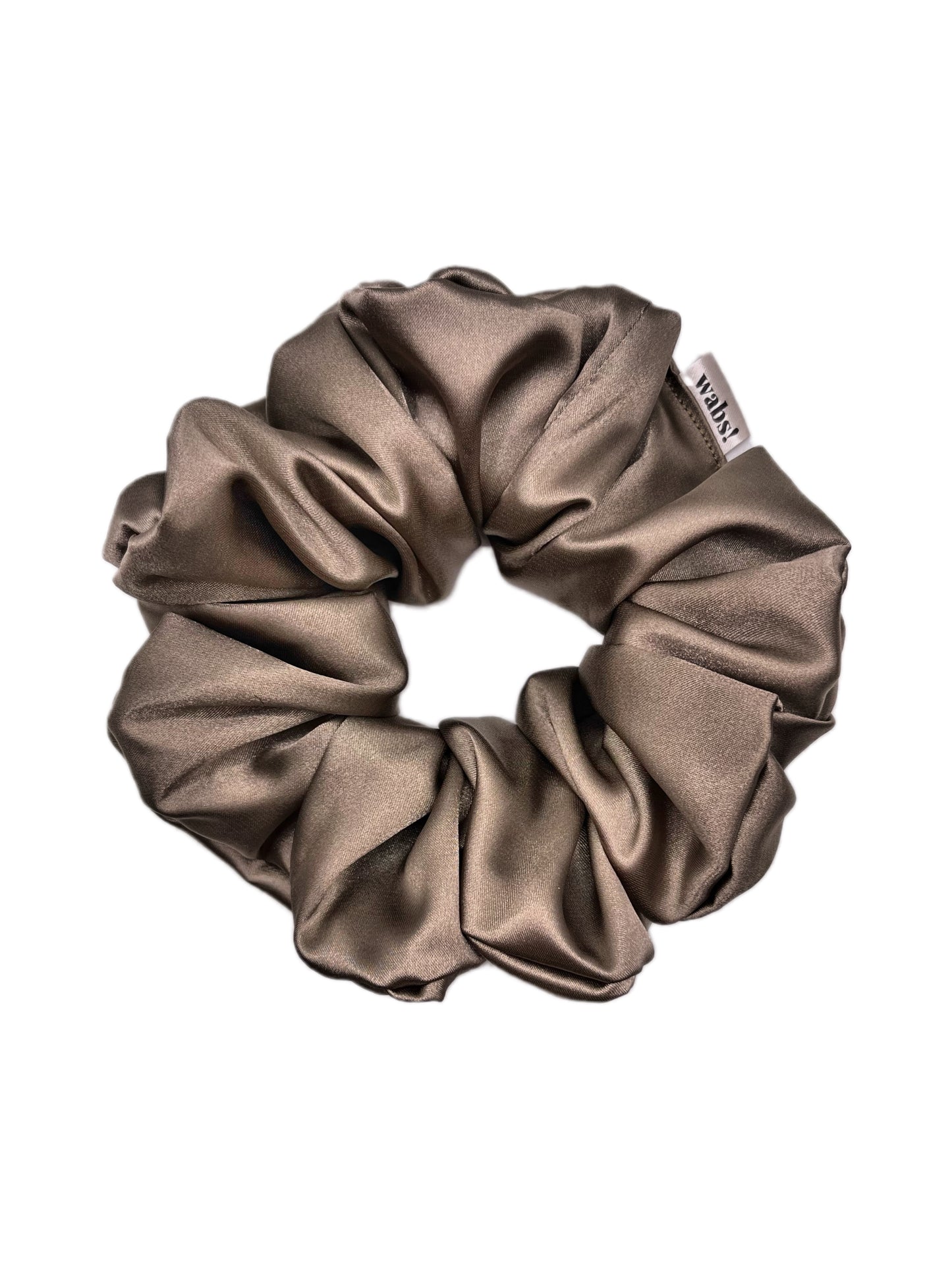 Taupefarbener Satin-Scrunchie mit edlem Glanz für stilvolle Frisuren