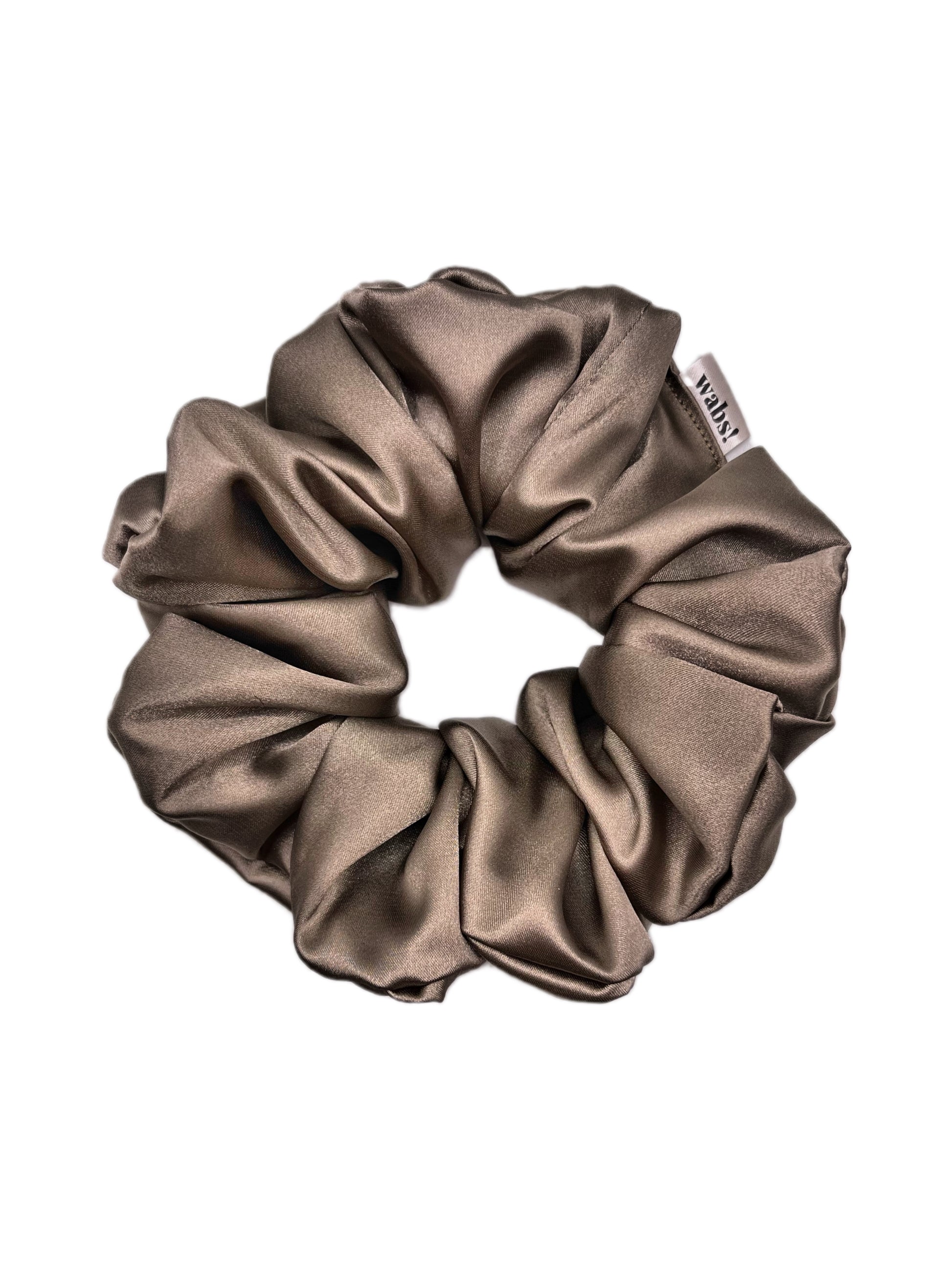 Taupefarbener Satin-Scrunchie mit edlem Glanz für stilvolle Frisuren