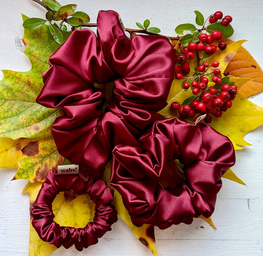 Tiefroter Satin-Scrunchie, ideal für herbstliche Outfits und elegante Hochsteckfrisuren