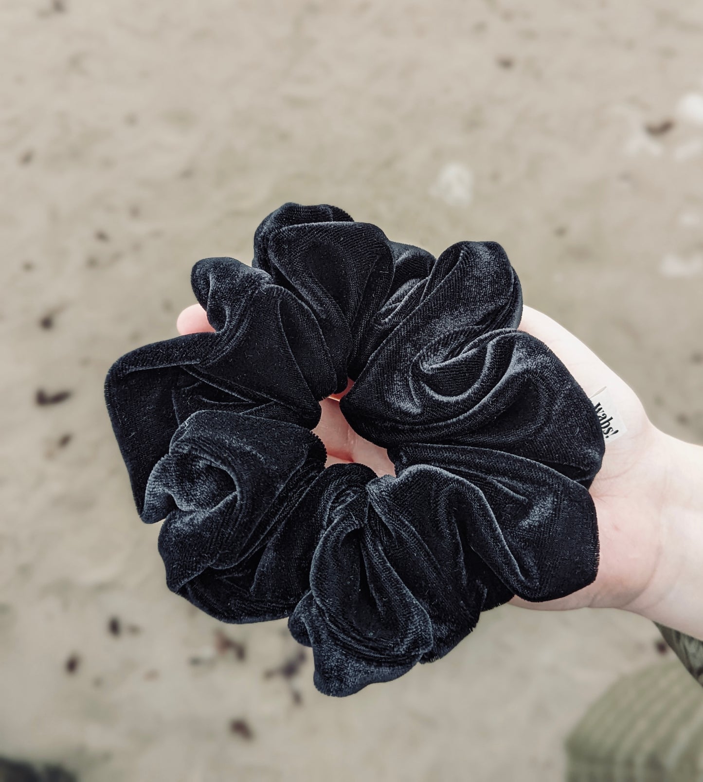 Schwarzer Samt-Scrunchie, verleiht luxuriösen Glanz und sicheren Halt