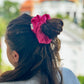 Leuchtend pinker Satin-Scrunchie, setzt auffällige Akzente in jedem Haarlook