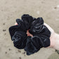 Schwarzer Samt-Scrunchie, verleiht luxuriösen Glanz und sicheren Halt