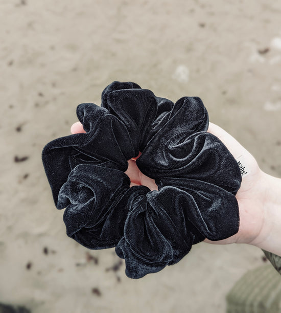 Schwarzer Samt-Scrunchie, verleiht luxuriösen Glanz und sicheren Halt